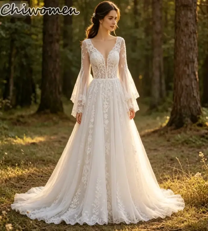 Robe de mariée bohème pour fuite enlacée en forêt