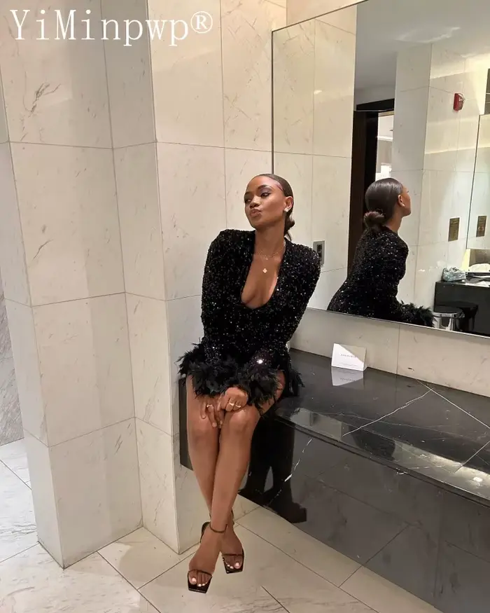 Robe de cocktail noire à col en V profond pour femme