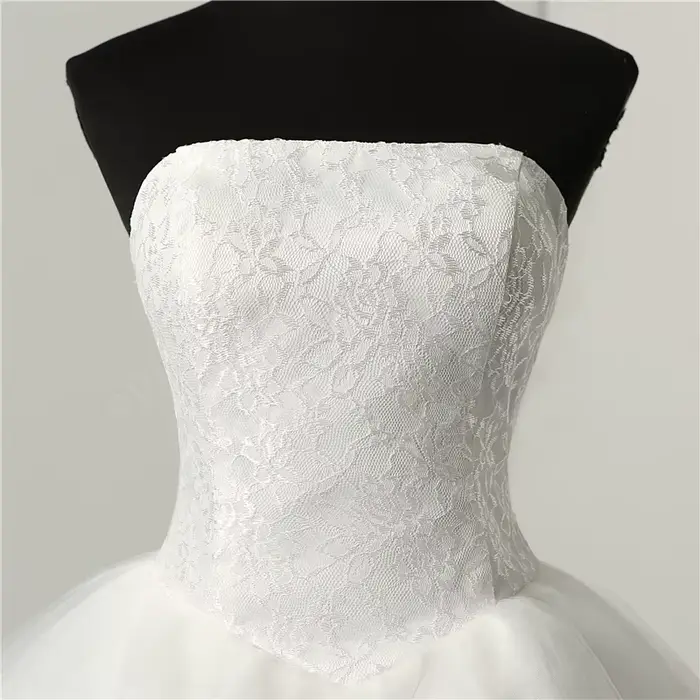 Robe de mariée ivoire sans bretelles à lacets