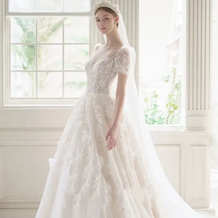 Robe de mariée blanche en soie et organza avec train de balayage et manches à bulles pour femmes occasions spéciales