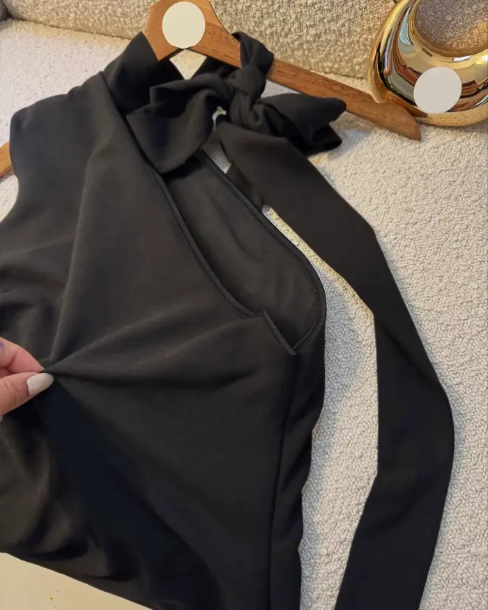 Robe noire asymétrique à col halter avec nœud