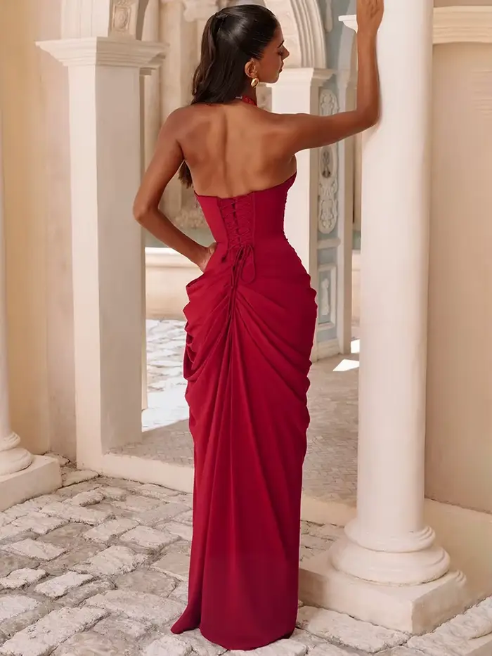 Robe longue Mozision rouge bordeaux à col halter et décolleté plongeant pour femme