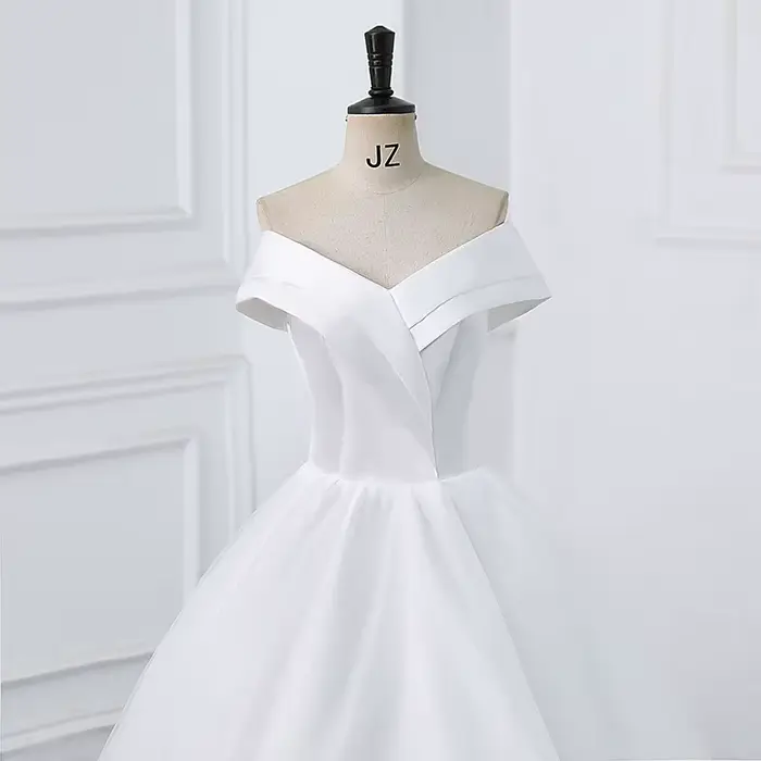 Robe de mariée en satin personnalisée avec balayage et soutien-gorge intégré pour femmes, occasions spéciales et grandes cérémonies traditionnelles
