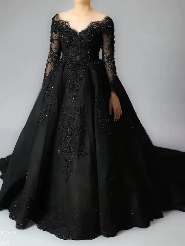 Robe de mariée princesse noire élégante avec train de balai et col en V pour soirées et événements formels