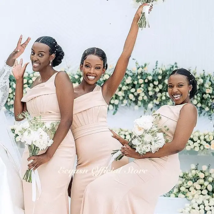 Robe de demoiselle d'honneur sirène asymétrique en crêpe avec soutien-gorge intégré pour femmes, disponibles en plusieurs couleurs et tailles pour cérémonies de mariage et événements formels