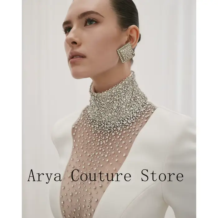 Robe de soirée blanche personnalisée avec col perlé et manches longues, coupe ajustée, longueur maximale, pour soirées officielles et invitées de mariage