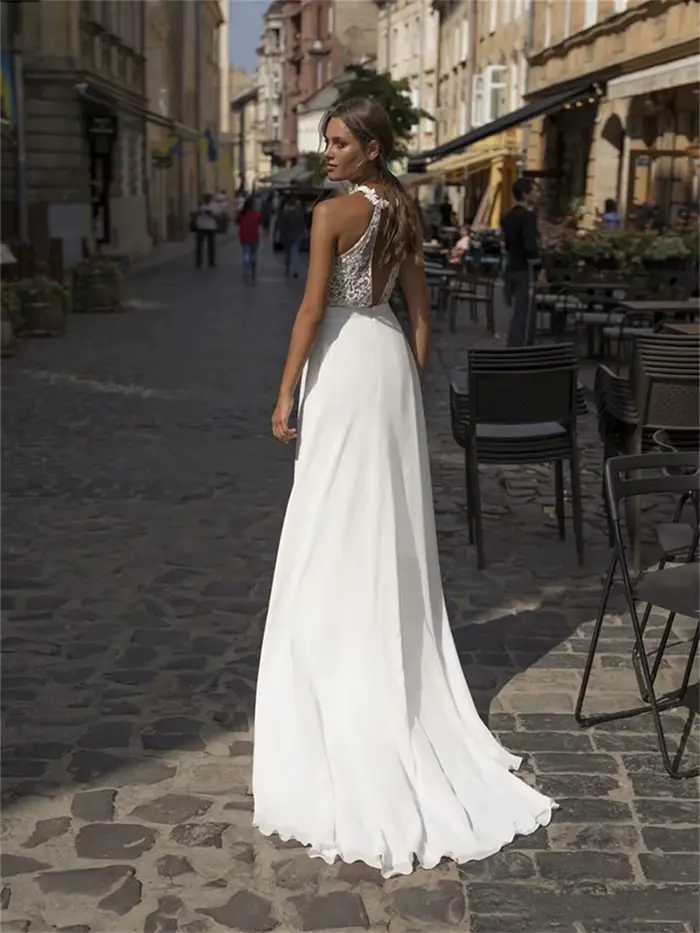 Robe de mariée dos nu en dentelle et mousseline avec découpes et fente haute