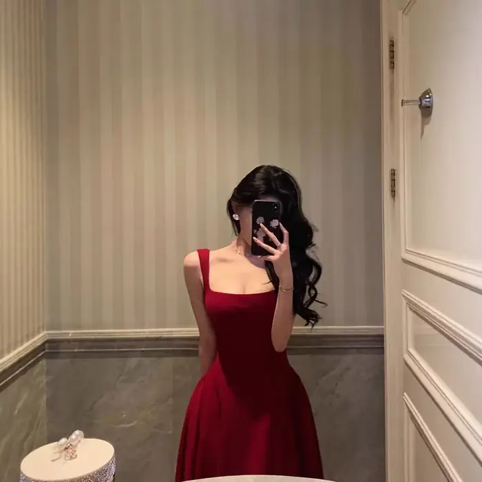 Robe Hepburn Rouge Épaule Inclinée Style Français Élégante Tour de Taille Empire Polyvalence Occasions Spéciales