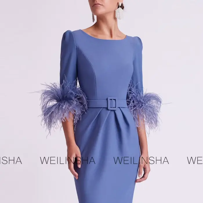 Robe de mère de la mariée personnalisée bleue avec plumes et ceinture plissée pour mariages et cérémonies élégantes