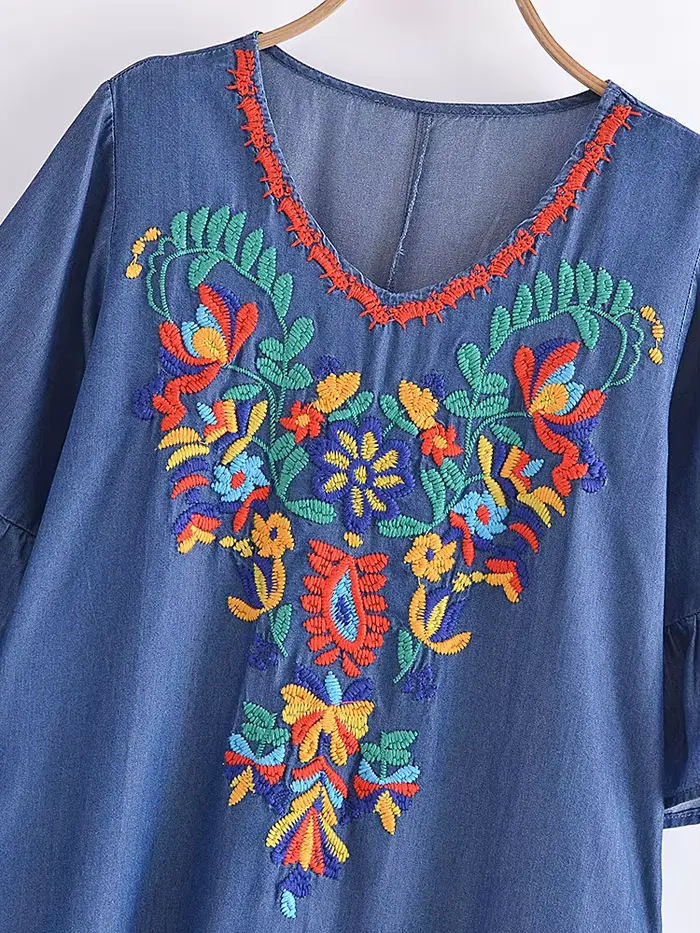 Robe en denim à manches courtes et col en V avec broderie florale pour femmes style bohème chic et vintage occasions estivales et spéciales