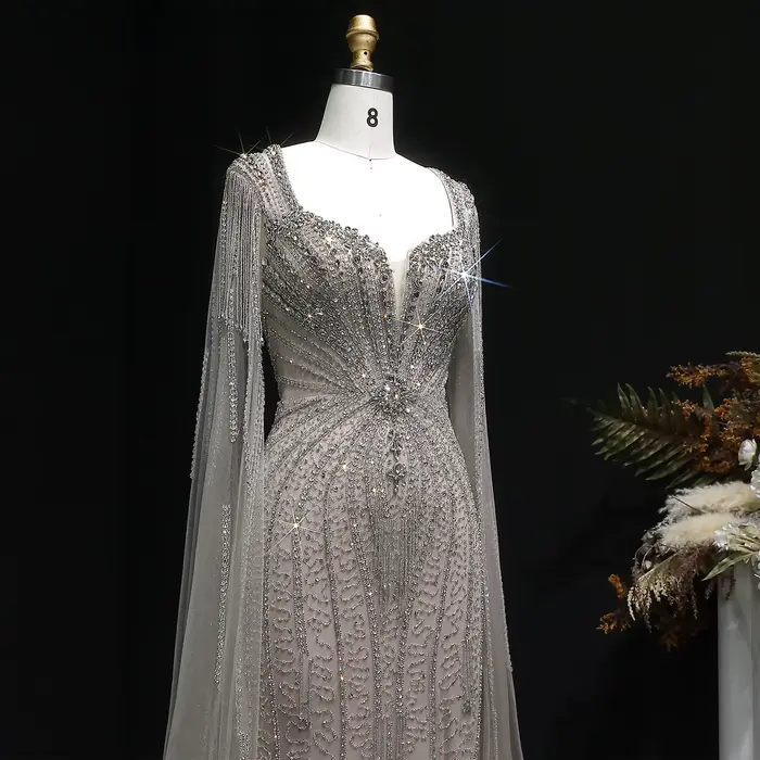 Robe Sharon Said en polyester avec manches cape et train de la cour pour soirée officielle et occasions spéciales