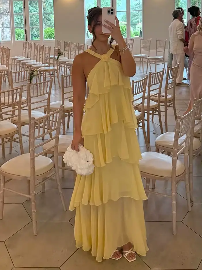 Robe longue jaune élégante à plusieurs niveaux