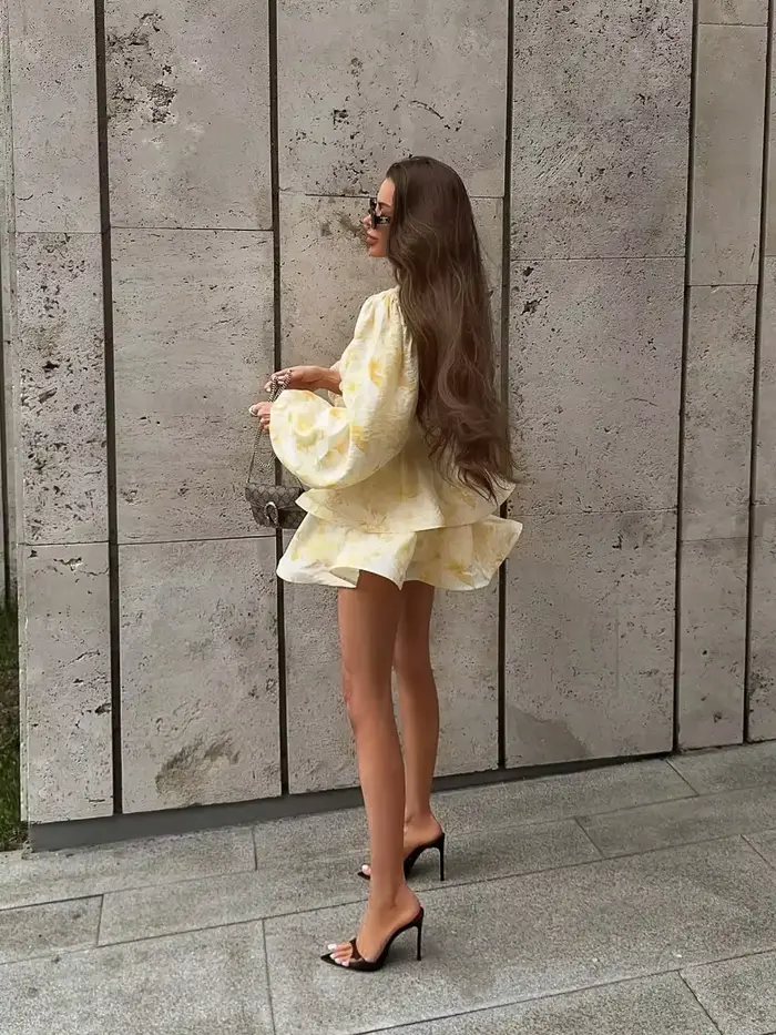 Robe Courte Femme Imprimé Floral Col V Manches Ballon Détail Trou de Clé Ourlet Volanté Étages