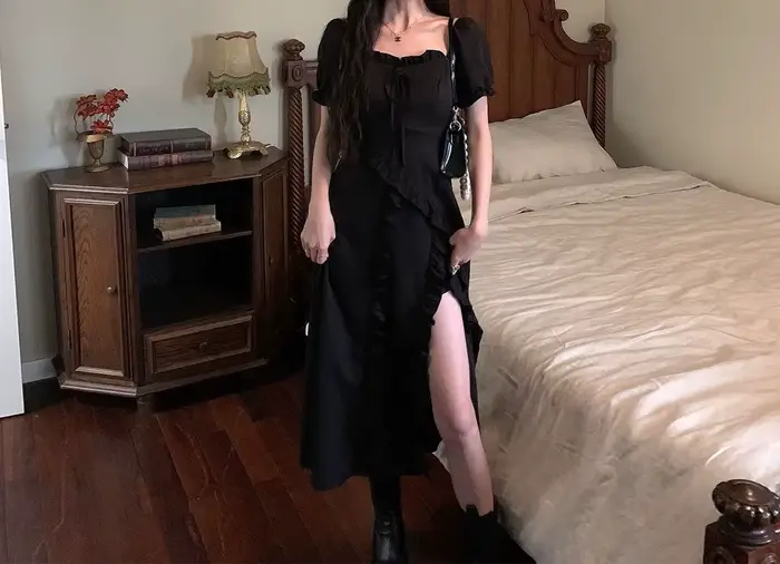 Robe noire élégante de la collection automne-hiver 2025 pour femmes avec col en V et patchwork, idéale pour soirées et événements professionnels
