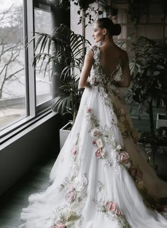 Robe de mariée A-ligne à fleurs colorées, polyester, illusion de dos, soutien-gorge intégré, disponible en plusieurs tailles et couleurs pour femmes enceintes et événements spéciaux