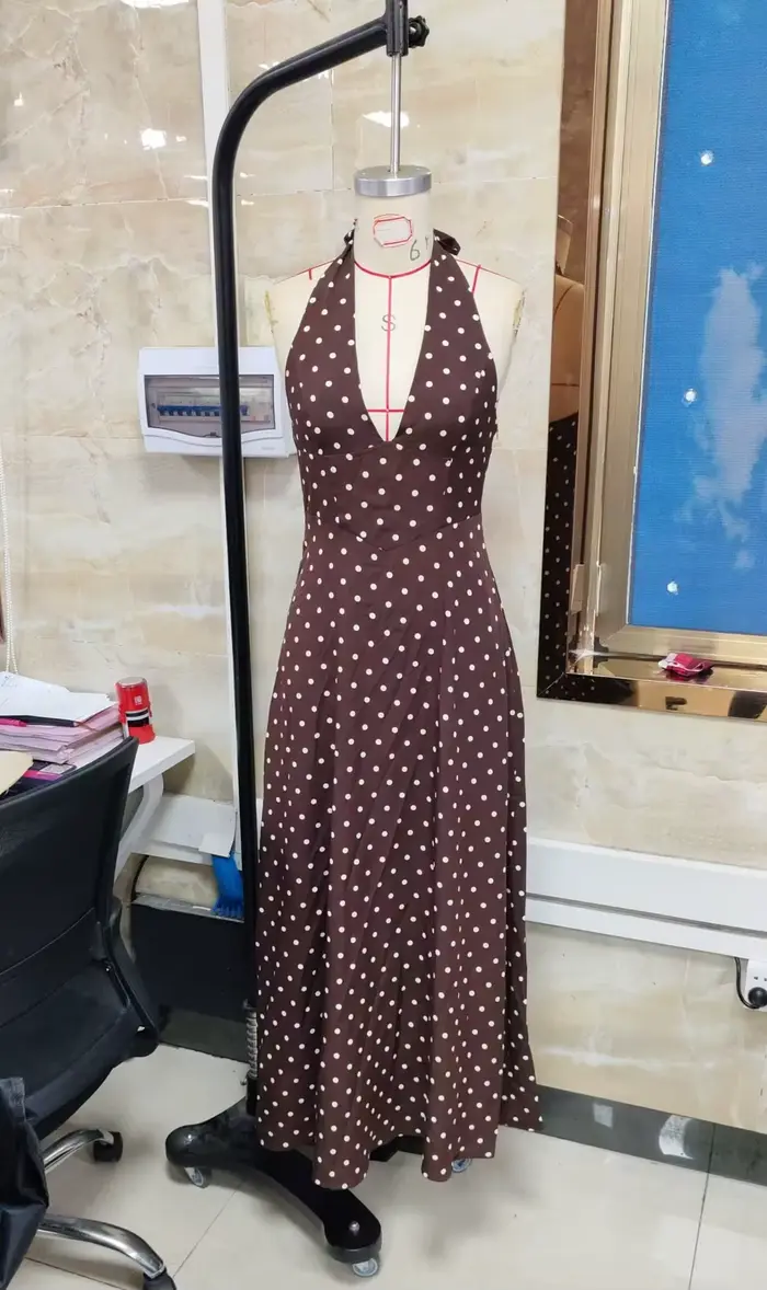 Robe longue col halter sans manches dos ouvert imprimé à pois fluides d'été pour femmes occasions spéciales