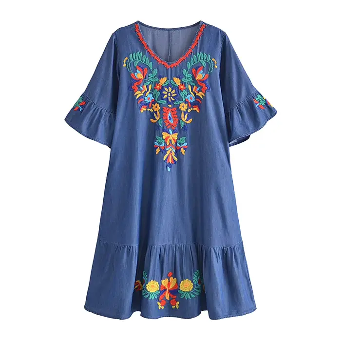 Robe en denim à manches courtes et col en V avec broderie florale pour femmes style bohème chic et vintage occasions estivales et spéciales