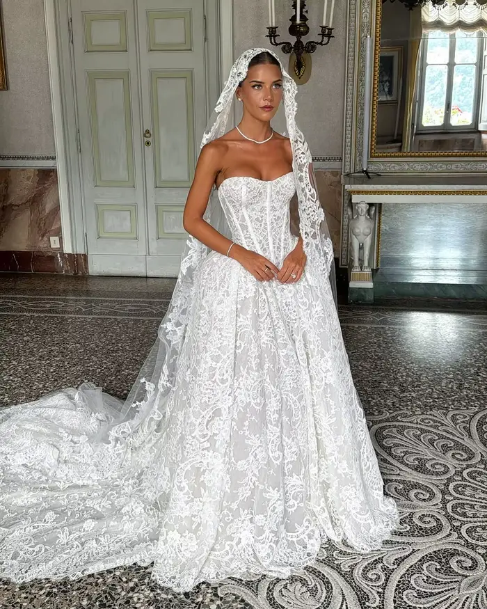 Robe de mariée OIMG en polyester avec train de balayage dos nu élégante pour cérémonies modernes et traditions contemporaines