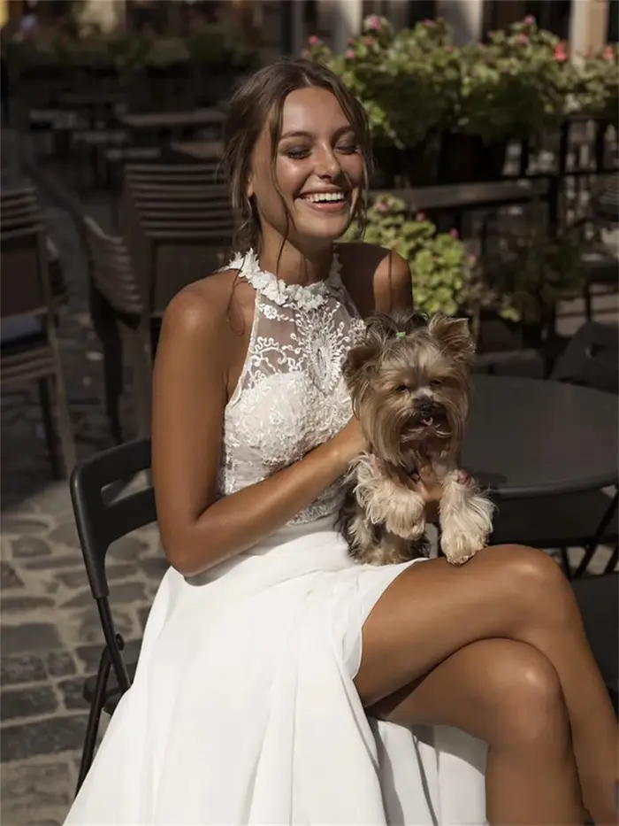 Robe de mariée dos nu en dentelle et mousseline avec découpes et fente haute
