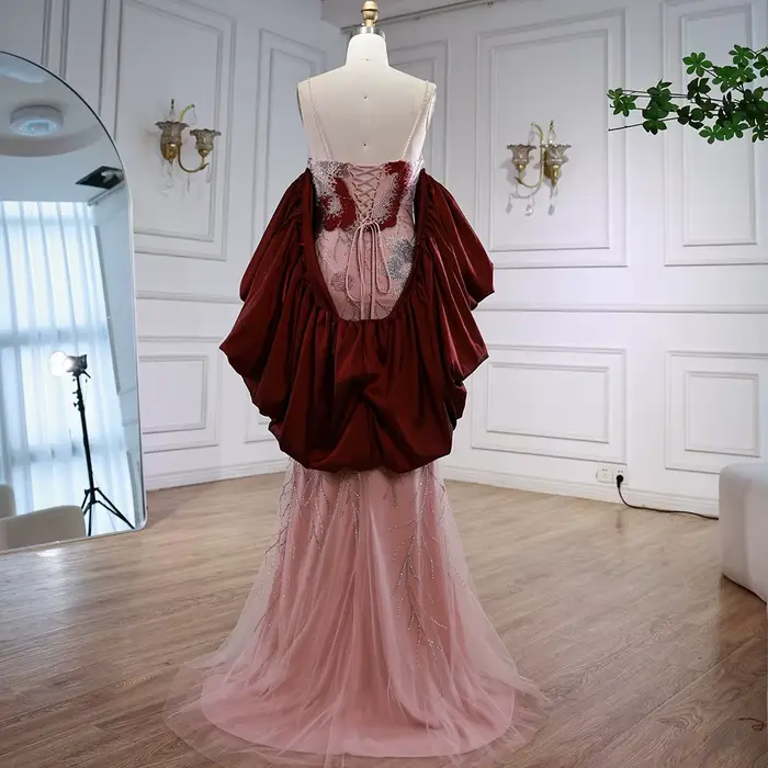 Robe de soirée rose de luxe avec manches Cape