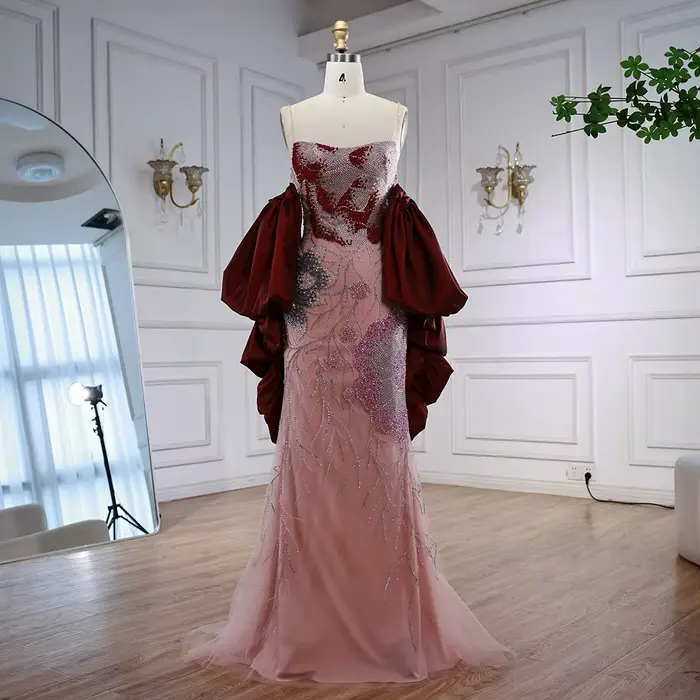 Robe de soirée rose de luxe avec manches Cape