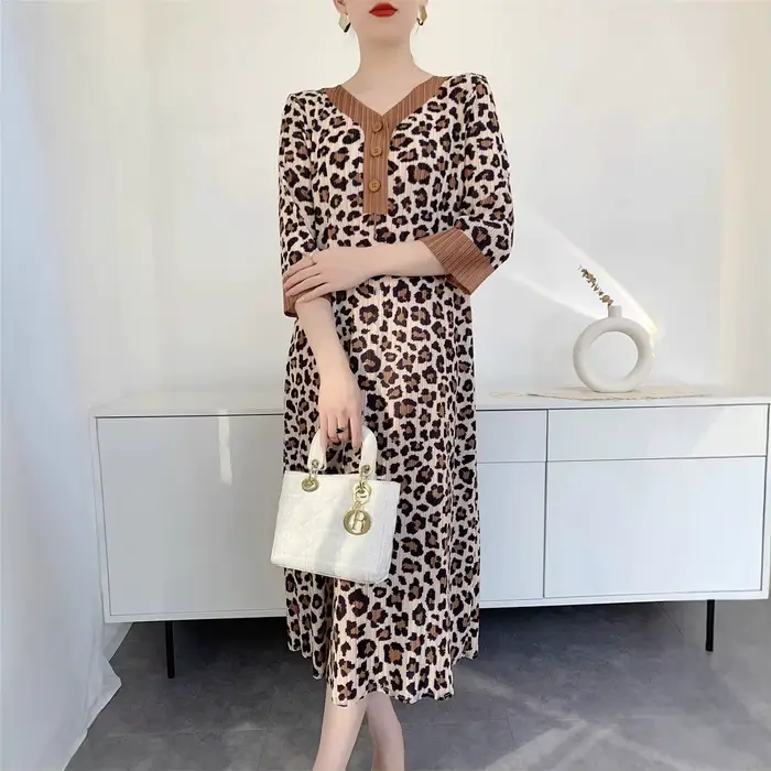 Robe léopard Miyake pour femme en polyester motif animalier col en V coupe régulière mi-mollet pour printemps été