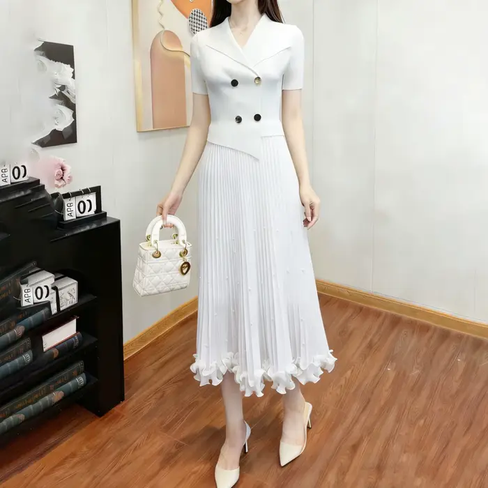 Robe d'été pour femme : élégante et stylée, à manches courtes, avec perles et jupe plissée à chevron