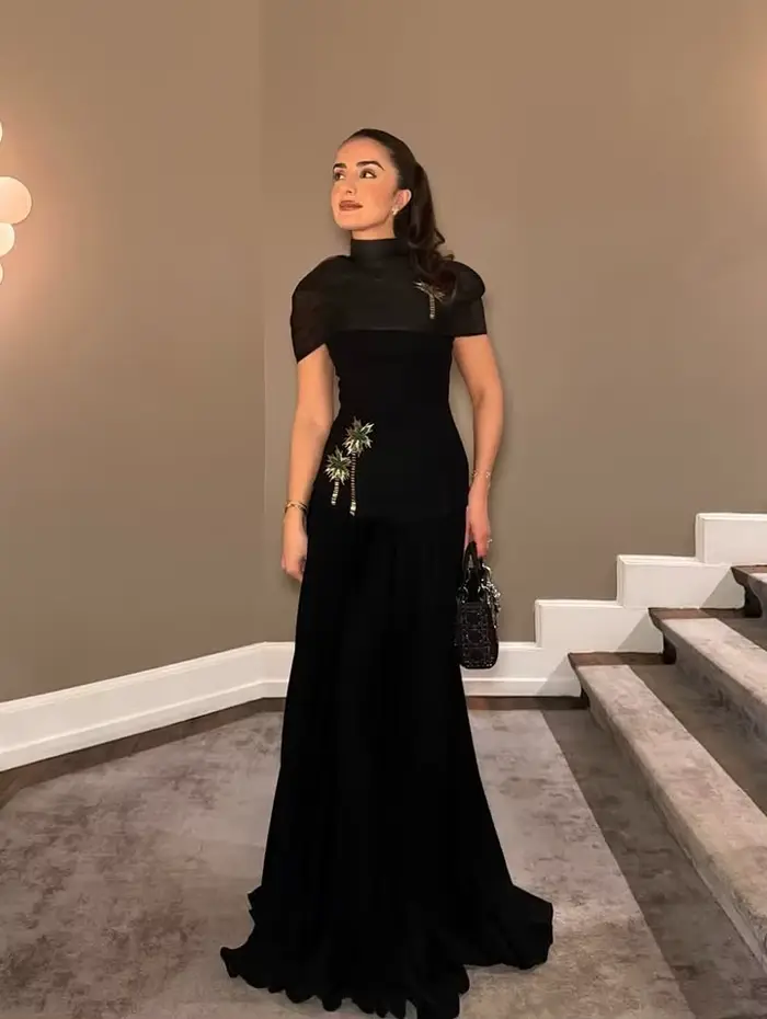 Robes de bal noires personnalisées à col montant