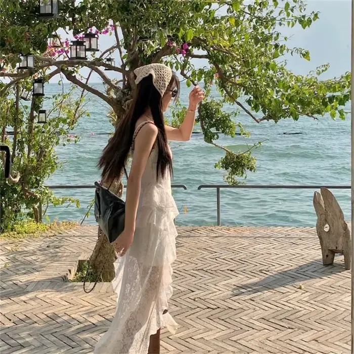 Robe longue en dentelle blanche pour femmes junior, sans manches, à volants, silhouette élégante, décolleté en V, polyester non extensible, style vintage, idéale pour les soirées et les journées quotidiennes ```