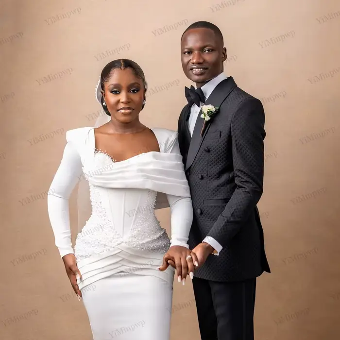 Robe de Mariée Personnalisée en Satin Plissé Ivoire avec Décolleté Cuillère et Perles Brodées pour Cérémonies de Mariage Civils et Soirées de Fiançailles Africaines