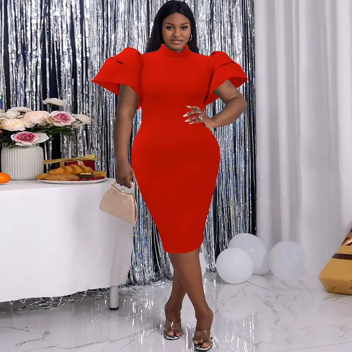 Robe de cocktail à manches évasées et col montant