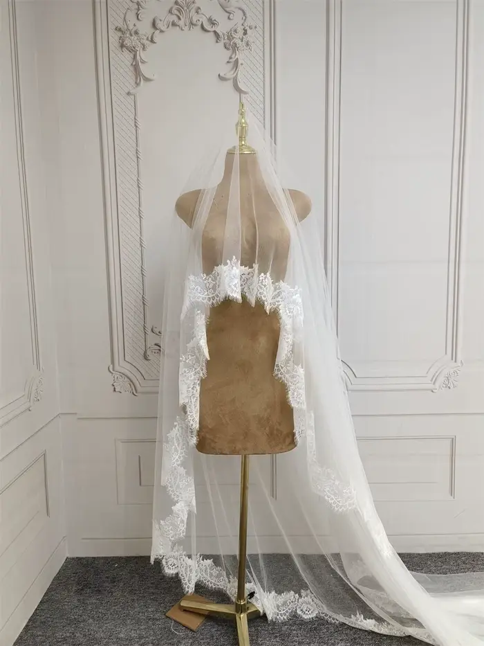 Voile de mariée à deux couches en dentelle Chantilly avec peigne, bordure festonnée, style cathédrale pour la mariée occasions spéciales