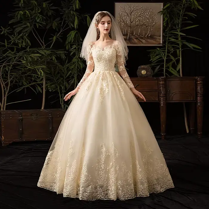 Robe de mariée musulmane en dentelle luxe avec manches longues et traînée de balayage pour mariage élégant