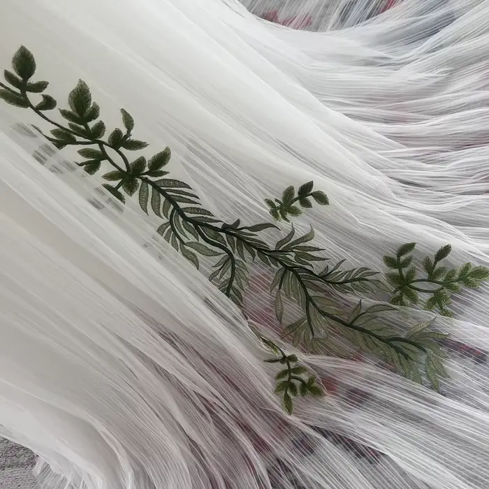 Robe de mariée en tulle plissé vert olive avec manches décolorées pour patients de la forêt collection printemps 2025 occassions spéciales naturellement coloré
