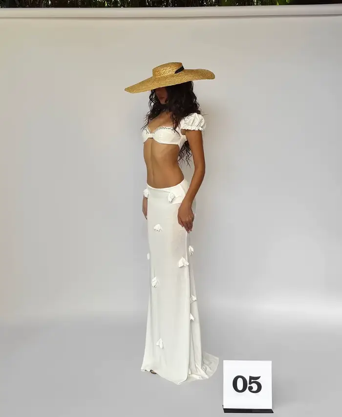 Ensemble robe longue brodée de fleurs 3D blanches Pure Desire pour les vacances d'été Honey