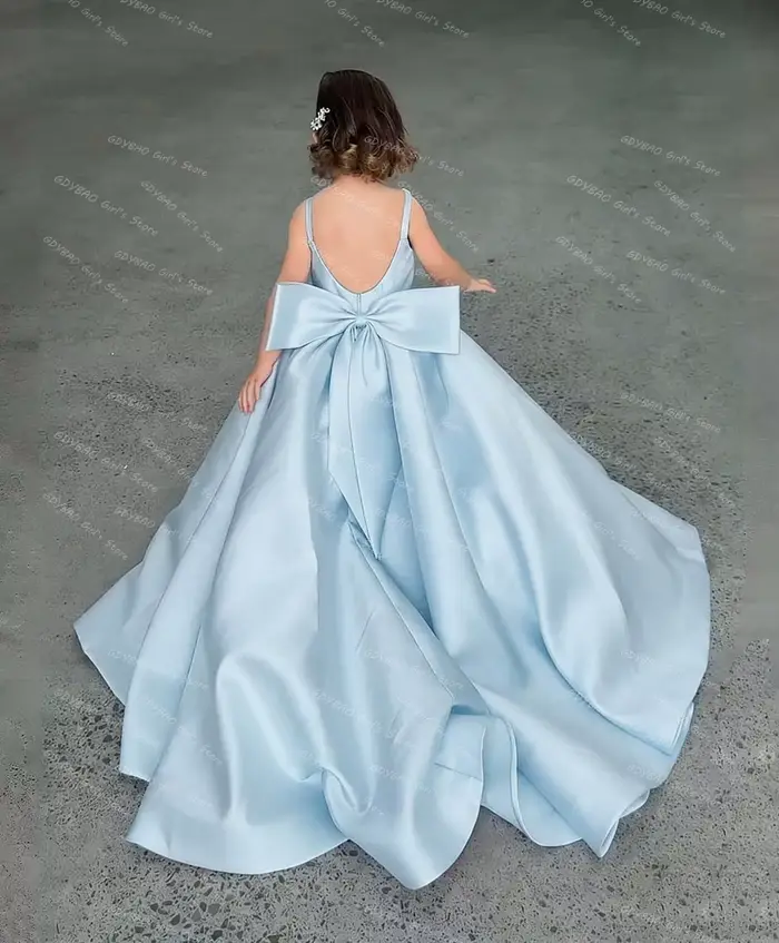 Robe de demoiselle d'honneur rose en satin plissé avec nœud et traîne brosse pour mariage, première communion et concours de beauté
