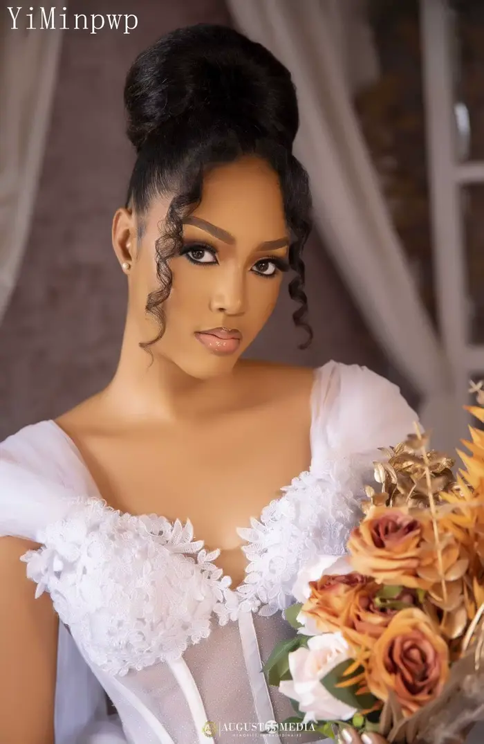 Robe de Mariée Blanche Élégante avec Corset Appliqué et Train de Balayage pour Femmes Occasions Spéciales