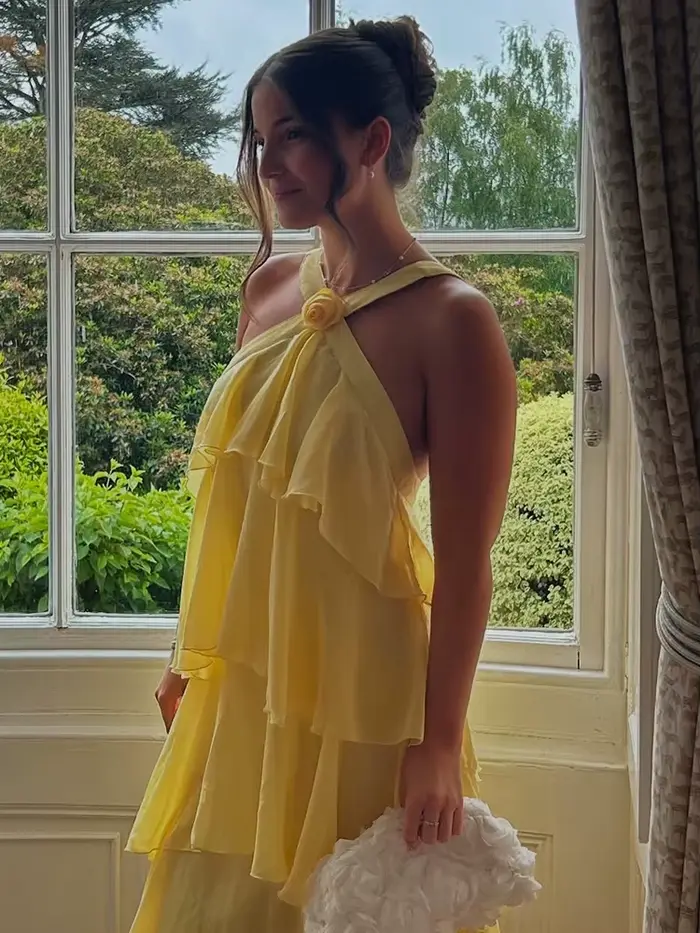 Robe longue jaune élégante à plusieurs niveaux