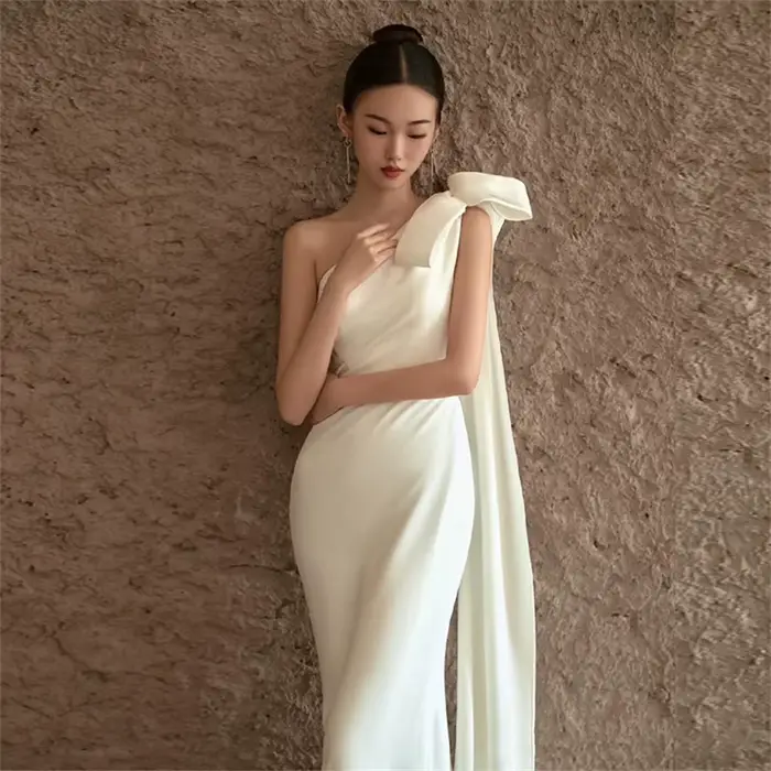 Robes de mariée sirène élégantes asymétriques sans manches avec nœud en satin pour femmes 2026, traî