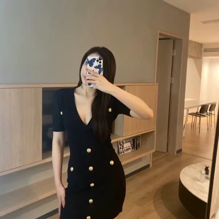 Robe fourreau en polyester tricoté avec col en V et manches courtes pour femmes, élégante et confortable pour les occasions spéciales et le travail