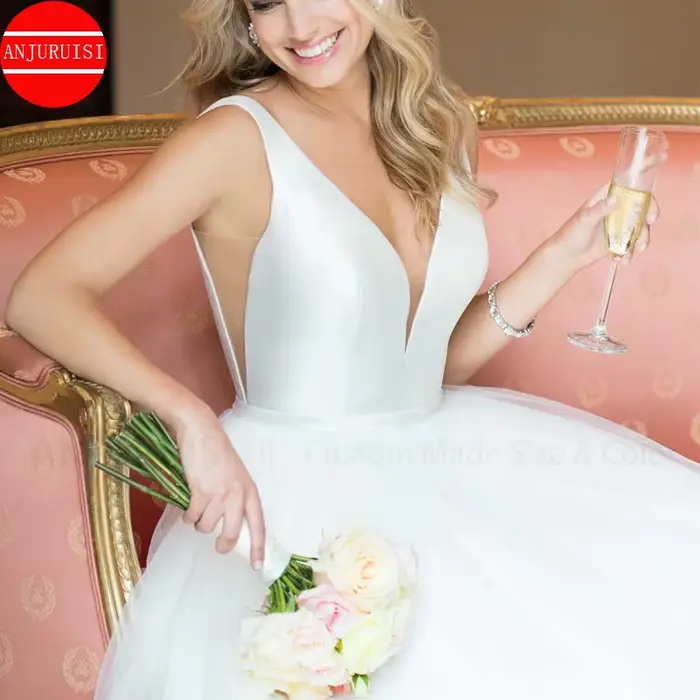 Robe de mariée simple en polyester avec train de la cour pour femmes, élégante et sexy, idéale pour les occasions spéciales