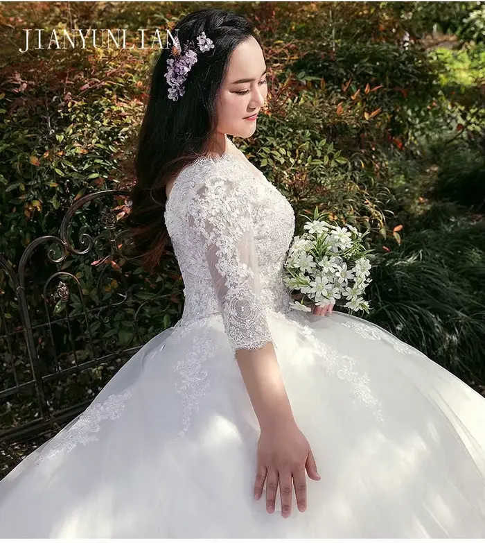 Robe de mariée en dentelle à manches courtes avec traîne