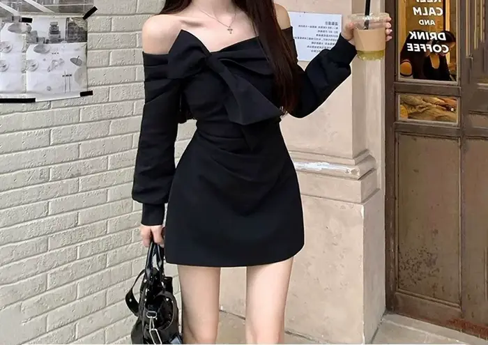 Robe noire asymétrique à manches longues pour femme