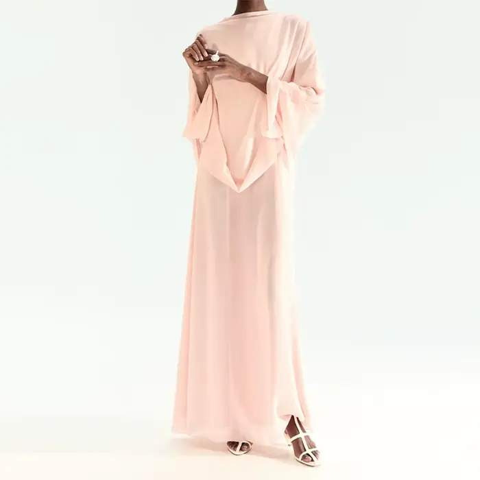 Robe longue élégante rose à col montant et cape pour femme