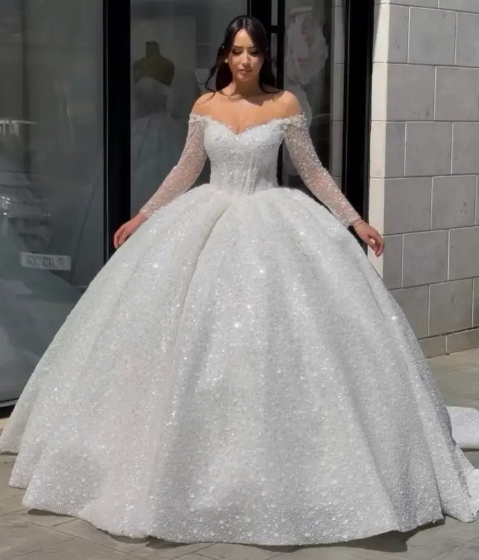Robes de mariée de luxe style robe de bal, col en V, manches longues, en dentelle et sequins, Robe D