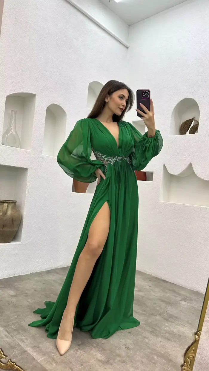 Robes de demoiselle d'honneur à manches longues avec fente col en V en mousseline de soie une ligne dentelle plissée