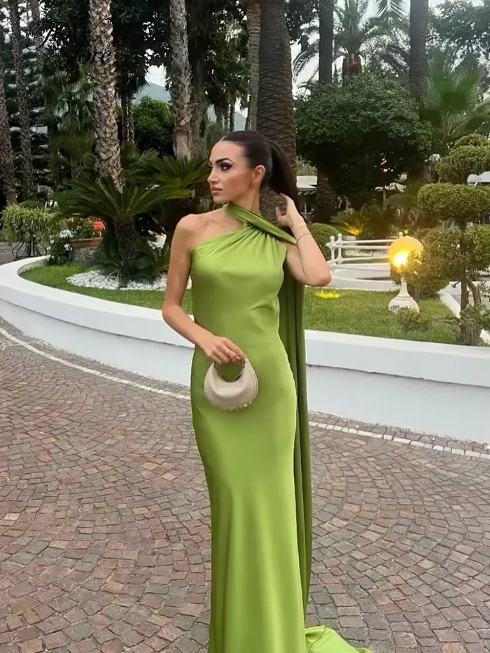 Robe longue en satin sexy asymmetrique a une epaule avec ruban sans manches dos nu cintrée a la taille pour femme collection été 2026 idéale pour les soirées