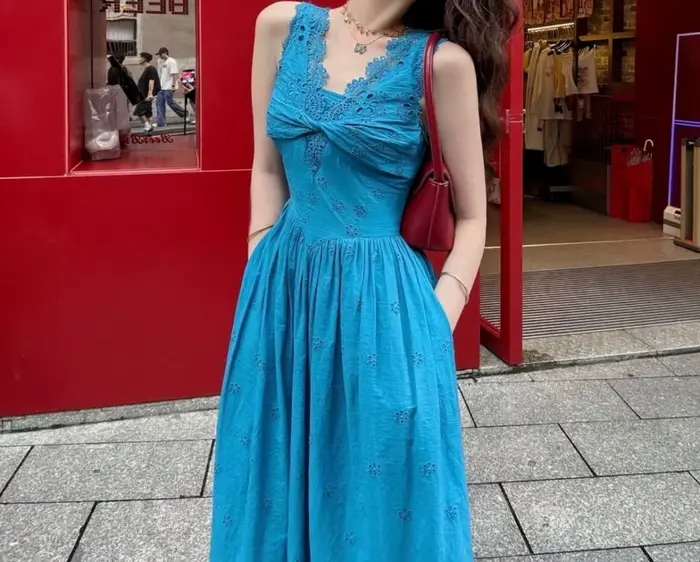 Robe de vacances en dentelle ajourée pour femmes, nouveau Style d'été 2026, tempérament doux, taille haute, effet amincissant