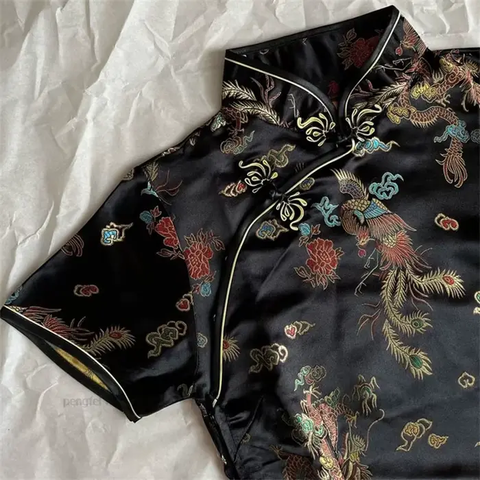 Robe courte en satin pour femme