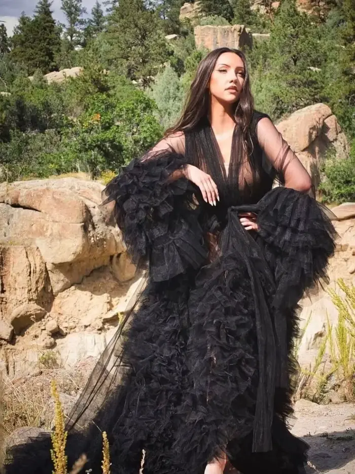 Robe de mariée sexy noire en tulle à volants avec ceinture, devant ouvert, manches longues bouffante